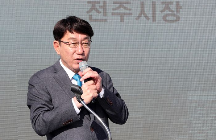 ‘음주 폭언’으로 정직 받았던 전주시장, 이번에는 해외 출장지서 ‘음주’ 논란