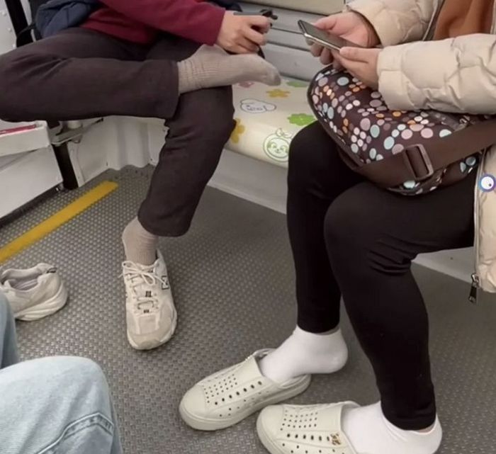 대만 케이블카서 신발 벗고 발바닥 문질문질... “저 여자가 한국인?” 논란