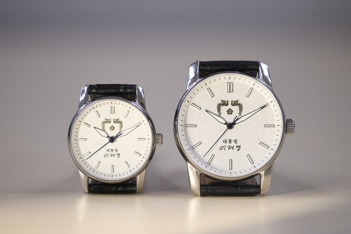 origin_李대통령취임6개월맞아대통령손목시계공개.jpg