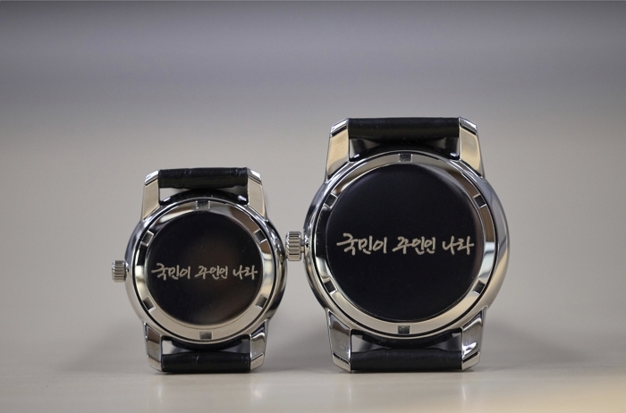 origin_李대통령취임6개월맞아대통령손목시계공개 (1).jpg