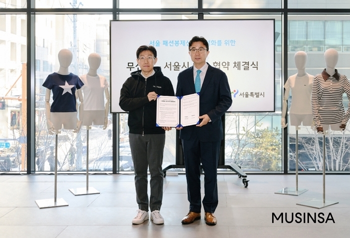 [무신사 보도자료] 12월 5일 서울 성동구 무신사 성수 N1에서 진행된 업무협약 체결식에서 기념사진을 촬영하는 박준모 무신사 대표(왼쪽)와 주용태 서울시 경제실장.jpg