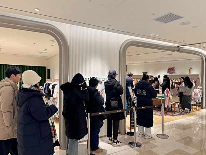 4. [롯데백화점] 본점 7층 미샤앤퍼프 매장 앞에서 '미샤앤퍼프X아폴리나' 협업 컬렉션을 구매하기 위해 대기 중인 고객들.jpg