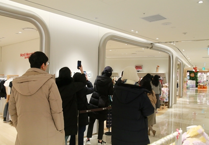 3. [롯데백화점] 본점 7층 미샤앤퍼프 매장 앞에서 '미샤앤퍼프X아폴리나' 협업 컬렉션을 구매하기 위해 대기 중인 고객들.jpg