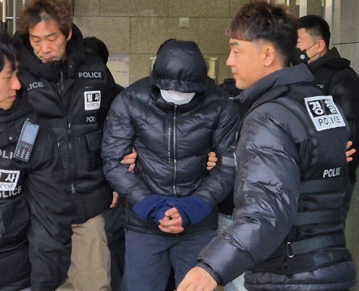 “계엄령 놀이”라며 환경미화원 괴롭힌 양양군 공무원, 구속