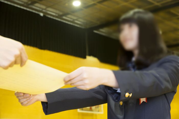 “취약계층 장학생 명단 공개는 인권침해... 전달방식 배려 필요해”