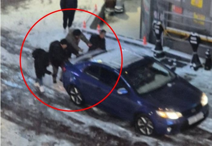 “차 밀어준 영웅들 찾습니다”... 시민 도움받고 빙판길 탈출한 운전자의 따뜻한 공개수배