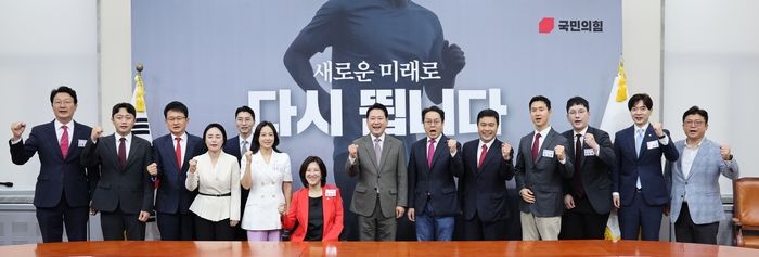 국민의힘 대변인, 강제추행 혐의로 고소당해... 윤리위 제소에도 직 유지