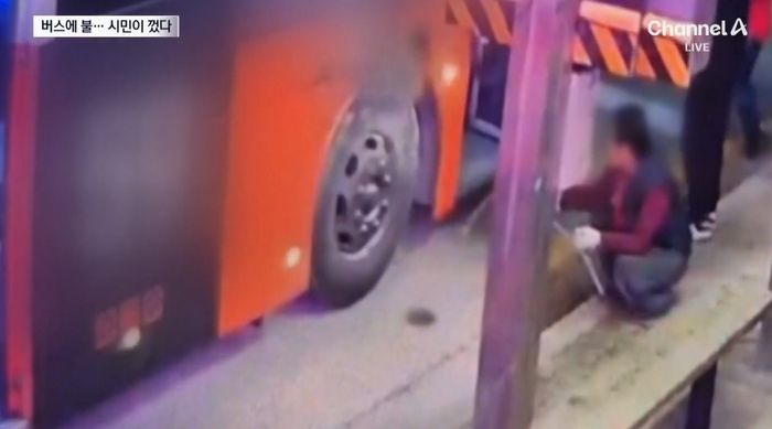 달리던 시내버스서 화재... 인근 식당 사장이 2분 만에 진압했다 (영상)