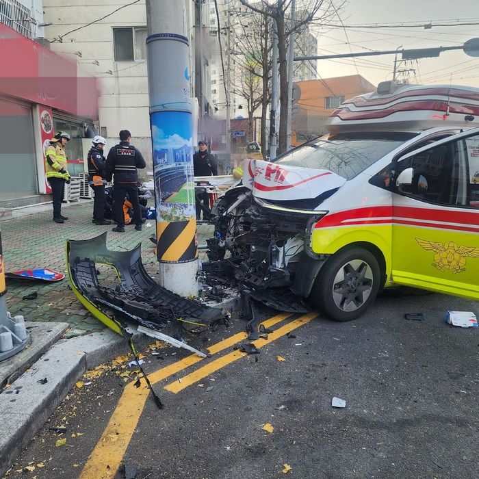 경남 창원서 환자 이송하던 119 구급차 전봇대 충돌... 구급대원 등 4명 부상