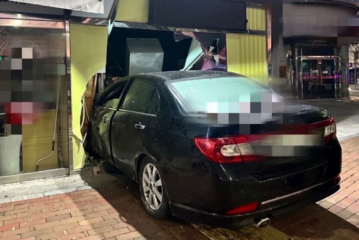 만취 상태로 운전대 잡은 60대 운전자, 교통표지판 들이받더니 식당에 ‘쾅’