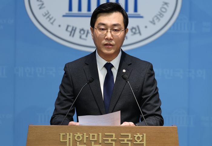 ‘성추행 의혹’ 장경태 “사람 가려서 만나라는 말, 꼰대들의 말로만 알았는데...”