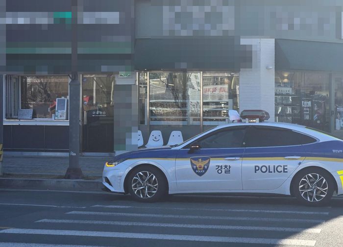 횡단보도에 차 세우고 커피 사러 간 영천 경찰관들