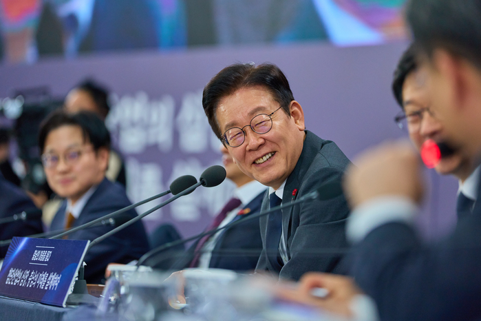 origin_미소짓는이재명대통령 (1).jpg