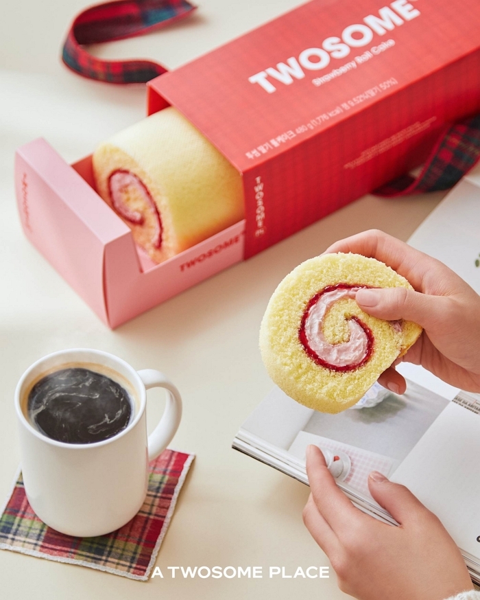 [사진자료] 투썸플레이스, 딸기의 상큼함을 한 겹에 담은 ‘투썸 딸기 롤케이크’ 출시.jpg