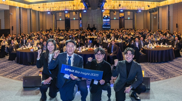 [사진자료1] 두나무는 지난 8일 서울 포시즌스 호텔에서 ‘업비트 비즈 인사이트(UBI) 2025’를 개최했다. (좌) 윤선주 두나무 최고브랜드임팩트책임자(CBIO), 오경석 두나무 대표, 정민석 두나무 최고운영책임자(COO), 손혁진 두나무 법인총괄..jpg