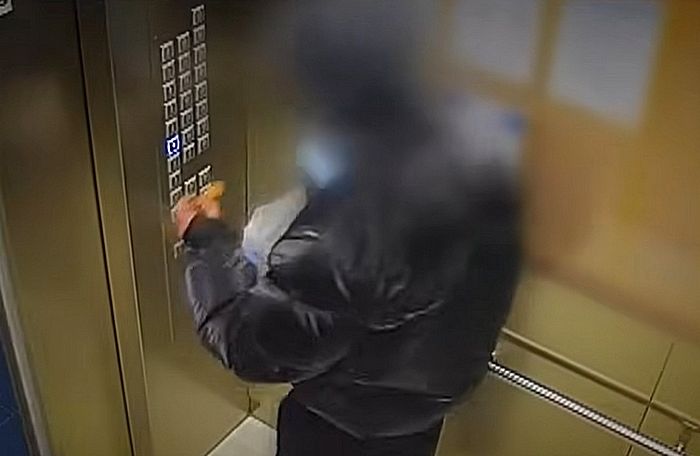 “한두 번 해 본 솜씨 아냐” 엘베 타자마자 치킨 닭다리 몰래 뜯어 먹는 배달원 (영상)