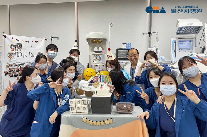 이안 군의 생후 100일 잔치에 참여한 일산차병원 의료진과 부모 / 일산차병원