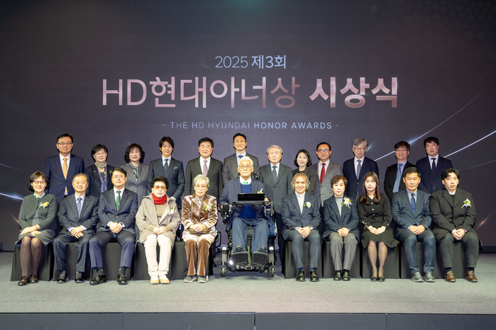 사진2_9일(화) HD현대 글로벌R&D센터에서 제3회 HD현대아너상 시상식이 개최됐다. 수상자 및 심사위원이 함께 기념 사진을 촬영하는 모습..jpg