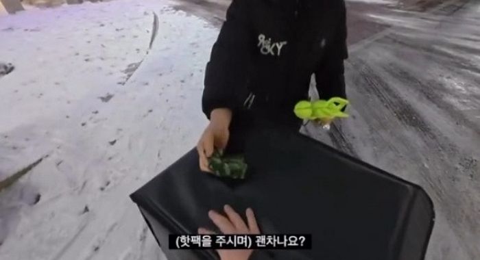 배달 중 눈길에 미끄러져 넘어졌는데... 오토바이 기사에게 행인·고객이 건넨 따뜻한 한마디