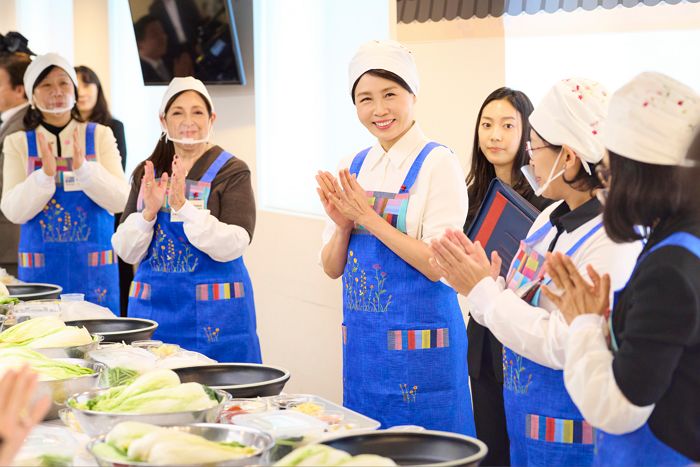 ‘한복 외교’ 김혜경 여사, 이번엔 대사 부인들과 ‘김장 외교’