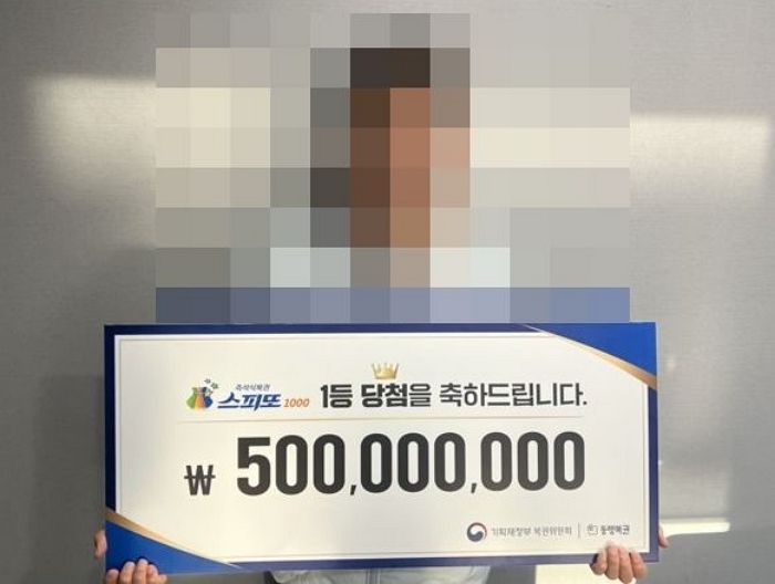 꿈에서 쏟아지는 ‘이것’ 맞고 스피또 구매했다가 ‘5’억 당첨된 행운의 남성
