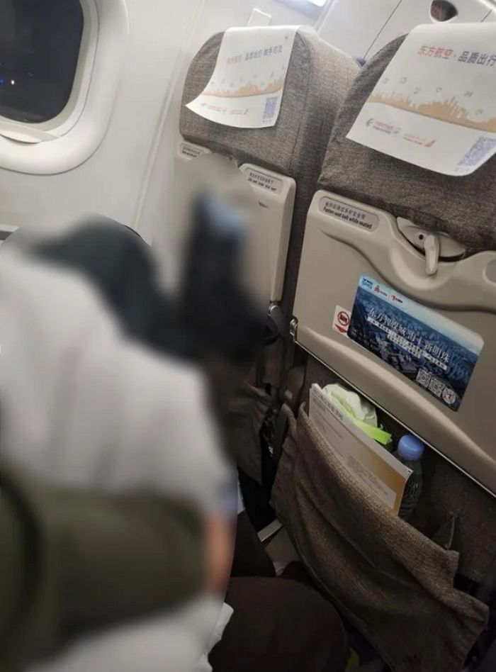 중국행 항공기서 “짐 올려달라”는 승무원 요청에 ‘짜증+욕설’ 내뱉은 한국인 승객