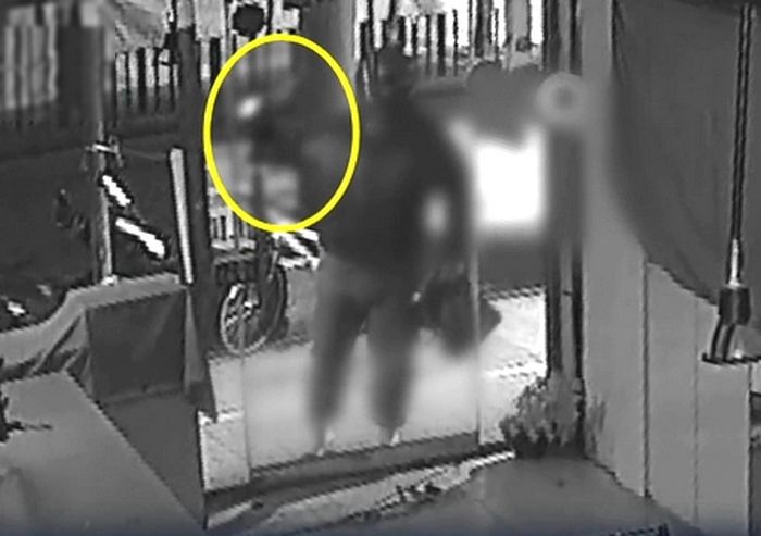 망치로 내리쳤는데도 흠집만... 금은방 노린 20대 남성, ‘강화유리’에 좌절 (CCTV 영상)