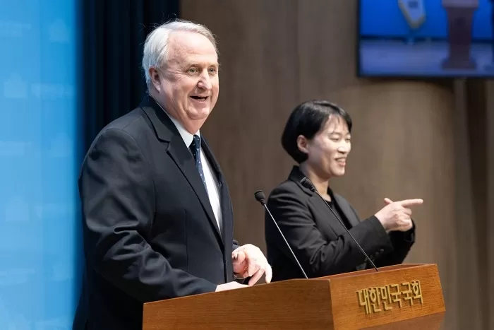 인요한 국민의힘 의원이 10일 서울 여의도 국회 소통관에서 의원직 사퇴 입장 표명 기자회견을 하고 있다 / 뉴스1