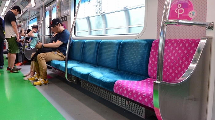 origin_지하철임산부배려석에핑크카펫.jpg