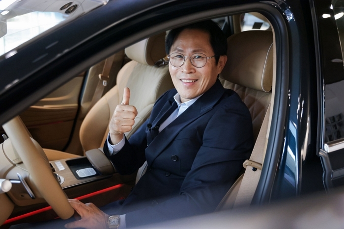 (사진2) 현대차 최진성 영업이사, 역대 최초 누적 판매 8천 대 달성.jpg