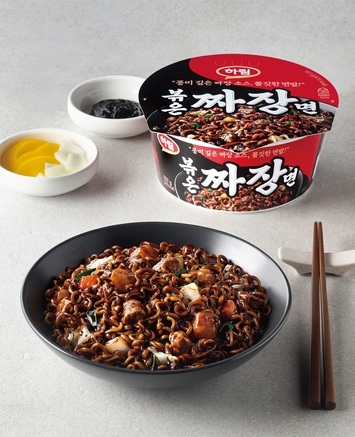 [이미지] 하림 ‘볶은짜장면(컵)’.jpg