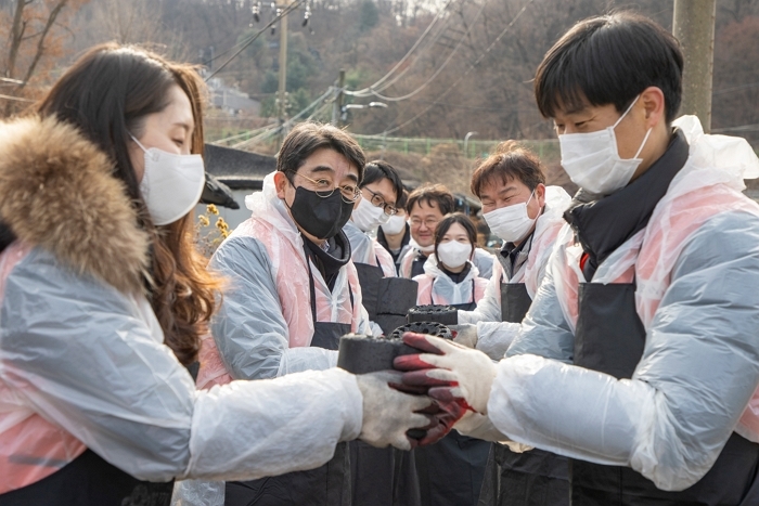 “좁은 골목에 온기 내려앉아”... 호반그룹, 연탄 1만장으로 겨울 데웠다