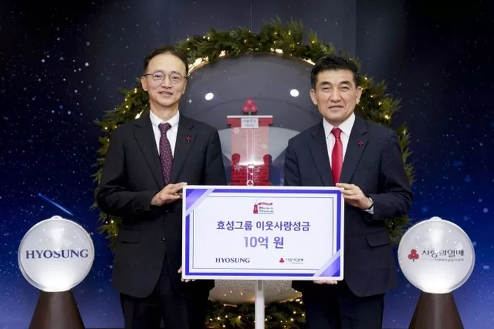 효성이 10일, 연말 이웃사랑 성금 10억원을 사회복지공동모금회에 기탁했다.(왼쪽부터) 효성 이정원 커뮤니케이션실장, 사회복지공동모금회 황인식 사무총장. 효성 제공