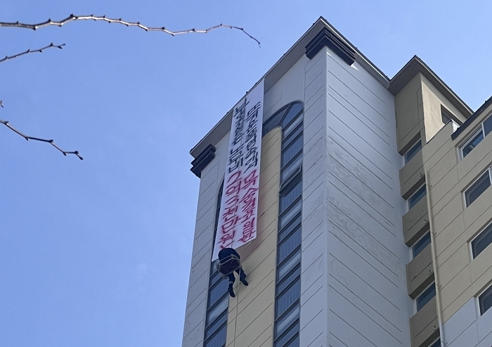 “2억 3천만원 ‘체불임금’ 달라”... 전남 나주 한 아파트 20층 외벽 매달린 50대 사연
