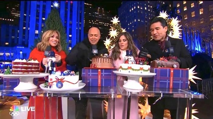 美 전역 생중계되는 ‘뉴욕 록펠러센터 점등식’에 익숙한 로고가... 2년 연속 등장한 ‘파리바게뜨’ 케이크