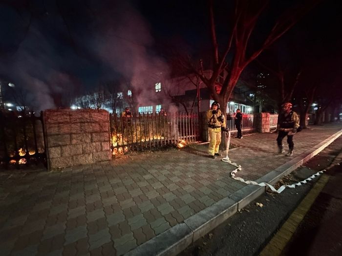 국회 담장에 불지른 30대 男 군무원... “테니스 치는 게 꼴보기 싫어”