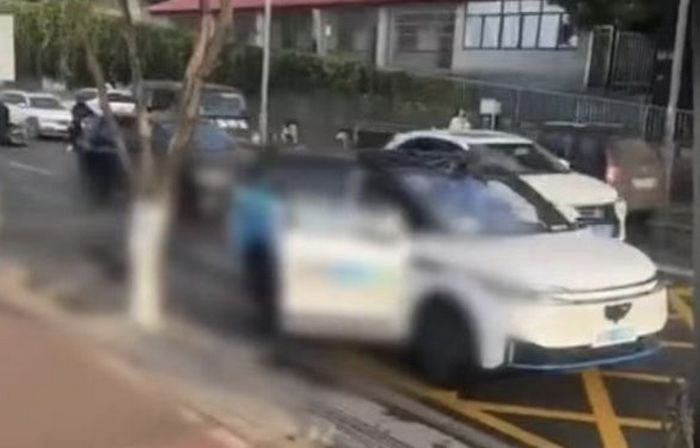 중국 무인 자율주행 택시에 치인 보행자 2명 중상... “넘어진 사람 인식 못 해”