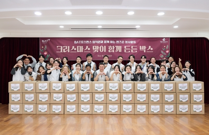 [사진자료 1] BAT로스만스, 한부모가정·독거노인에 ‘크리스마스 든든박스’ 전달.JPG