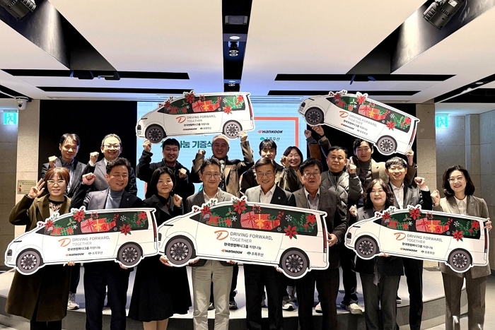 [사진자료1] 한국앤컴퍼니그룹 ‘2025 차량나눔 기증식’ 기념 사진.jpg