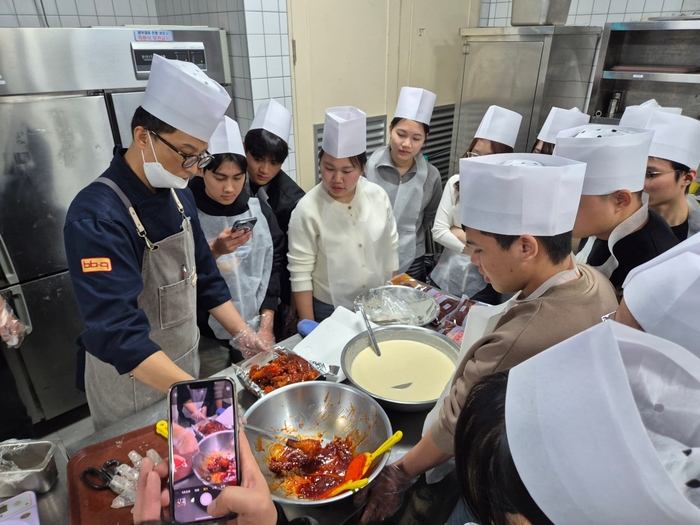 [사진1] BBQ치킨_BBQ가 조선대학교 글로벌학부 외국인 유학생 60여 명과 창업동아리 20여 명을 치킨대학으로 초청해 치킨캠프 프로~.jpg