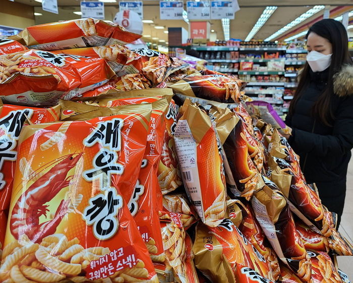 “아이부터 어른까지 손이 가는 맛!”... 2년 연속 과자 매출 1위 찍은 ‘국민 과자’의 정체는?