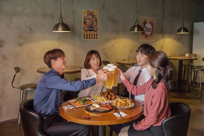 즐거운 송년회에 하지 말아야 할 ‘금기어’ 7가지... 당신도 하고 있을지 모른다