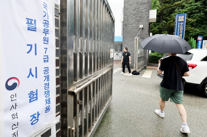 국가공무원 7급 공개경쟁채용 제1차 시험이 치러진 지난 7월 19일 수험생들이 서울 강남구의 한 시험장에 들어가고 있다. / 인사혁신처