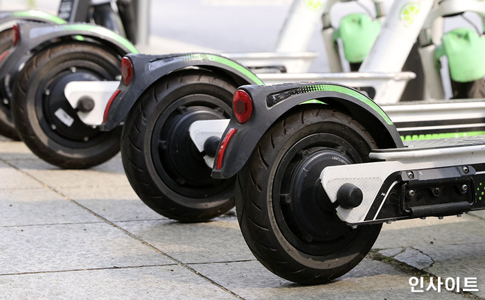 30대 엄마 ‘중태’ 빠트린 무면허 킥보드... 대여업체 ‘방조’ 혐의 적용됐다