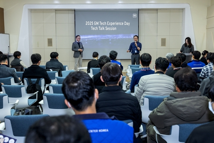 [사진 2] 2025 GM 테크 데이 테크 토크 세션에 참여하고 있는 참석자들.jpg