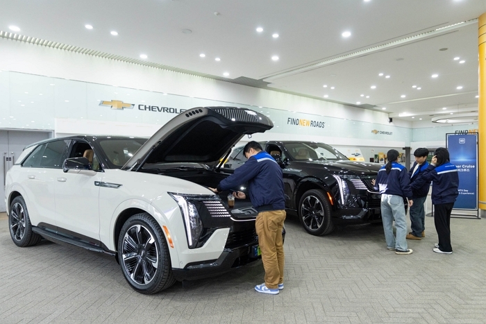 [사진 3] 2025 GM 테크 데이 슈퍼크루즈 존에서 에스컬레이드 IQ를 둘러보고 있는 관람객들.jpg