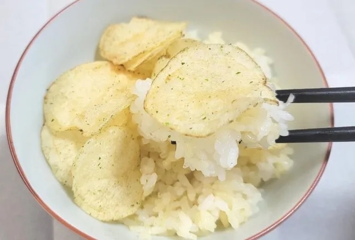 7-Eleven-convenience-store-food-Potato-Chips-on-rice-viral-finds-best-TikTok-Aventure-Meshi-weird-news-9.jpg