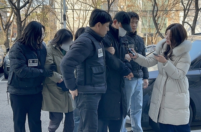 70대 어머니를 폭행해 사망에 이르게 한 혐의를 받는 40대 남매가 12일 양천구 서울남부지법에서 열린 구속 전 피의자심문(영장실질심사)에 출석하고 있다. 지난 10일 서울 구로경찰서는 존속폭행치사 혐의로 이들 남매를 긴급체포했다. 경찰은 사체 검안 결과와 관련자 진술 등을 토대로 폭행 정황이 있었다고 보고 이들을 체포해 조사했다. 2025.12.12/뉴스1