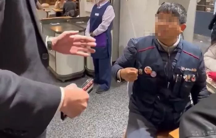 롯데백화점, '노조 조끼 고객 제지' 인정하며 사과... 