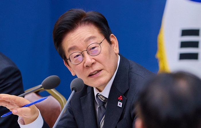 책 이용한 ‘외화 밀반출’ 언급한 李대통령... 국힘은 “그거 쌍방울 대북송금 수법”